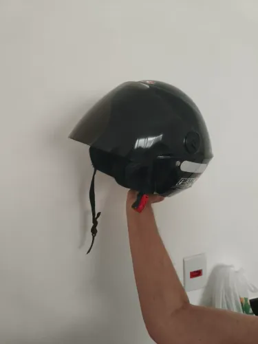 Capacete pouco usado, sem arranhões
