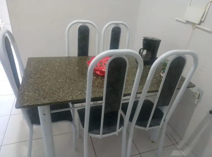 Mesa de 6 cadeiras,tampa de mármore,em perfeito estado,aceito oferta.9 * contato