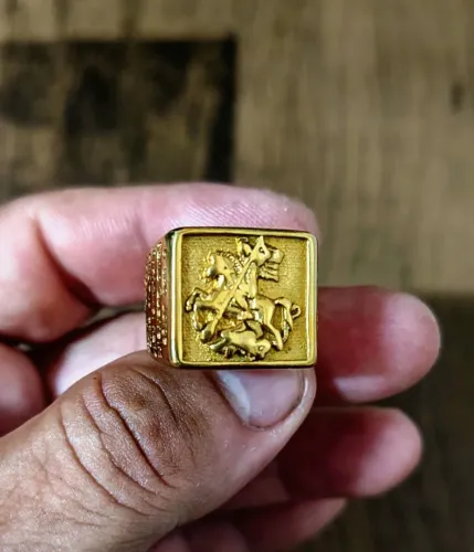 Belo anel de são Jorge banhado a ouro 18k novo. numeração 21/22
