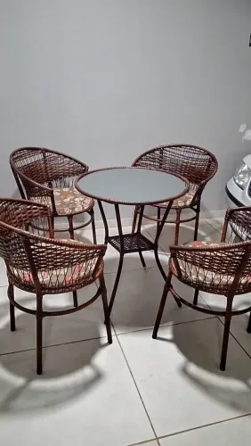 Mesa redonda com 4 cadeiras para área