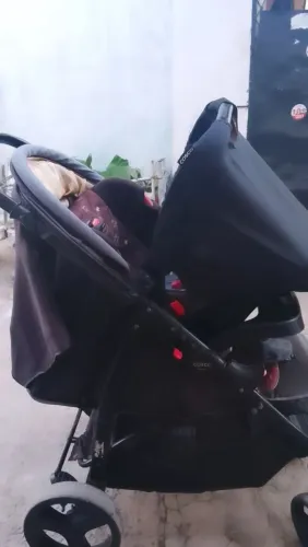 Carrinho de bebê e bebê conforto