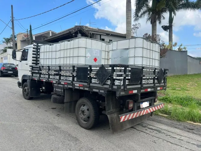 Caminhão pronto para trabalhar carroceria boa