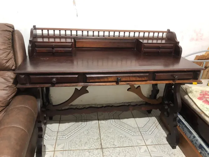 Escrivaninha madeira nobre imbuia mto bein conservado..... Retirada por conta  comprador 