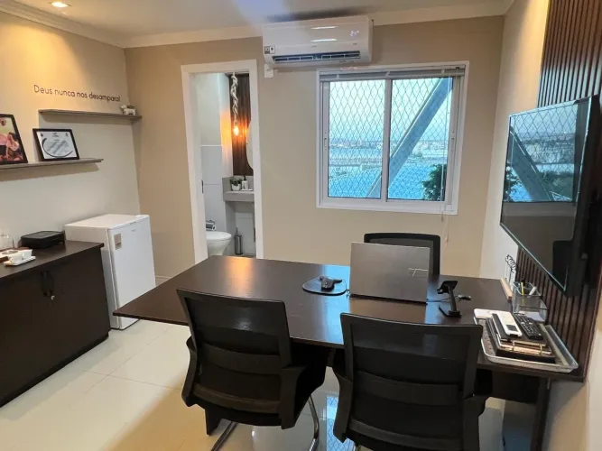 Mesa de reunião e duas cadeiras alto padrão