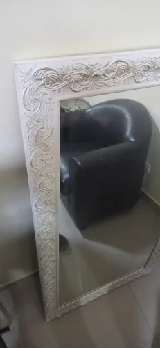 Espelho com moldura entalhada