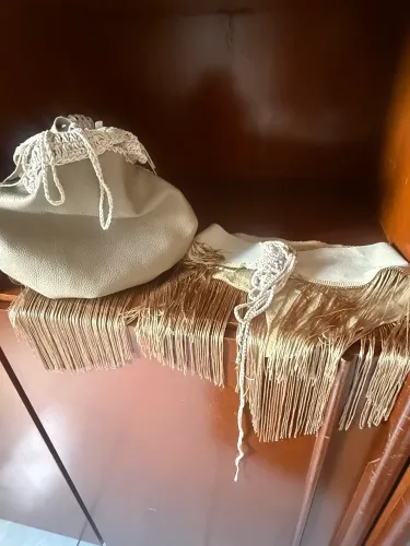 Bolsas artesanais couro e crochê