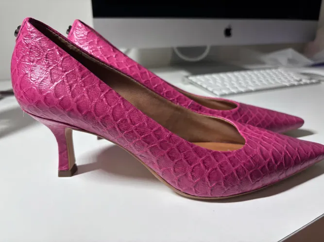 Scarpin rosa croco/salto baixo Jorge Bischoff