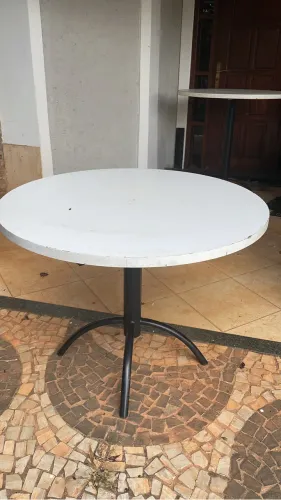 Mesa alta redonda, tampo mdf, base metalon, com 1 metro de diâmetro e 1 metro de altura.