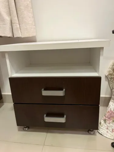 mesa de estudos/ escritório e criado mudo 