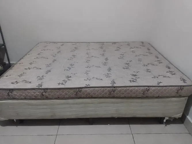 Cama box com colchão | Usada