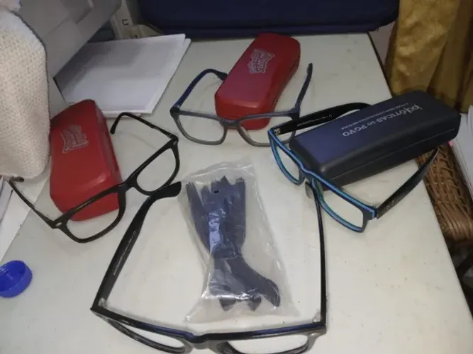 ITENS DE OCULOS E ARMAÇÕES PARA REPARO E CAIXAS DE GUARDAR