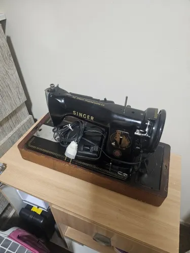 Maquina de costura reta Singer 15c pretinha Vintage