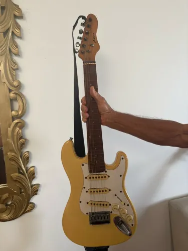 Guitarra Elétrica Infantil Austin na cor Bege