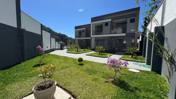 Casas novas com alto padrão de acabamento em pequeno condomínio com apenas 4 residências!