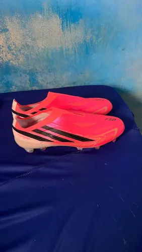 Chuteira adidas f50