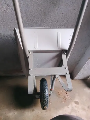 Vendo um carrinho de mão chapa 20 e uma pá e uma enchada novinho usado uma vez