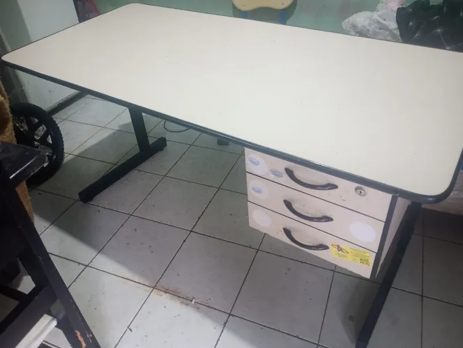 mesa escritório bege 3 gavetas
