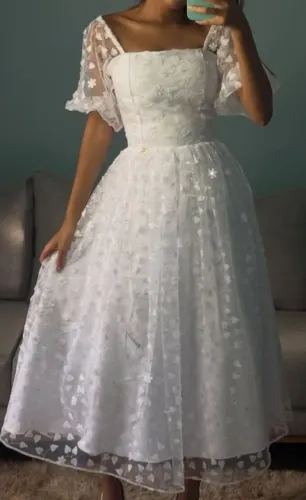Vendo vestido branco em perfeito estado, confeccionado em tule 3D floral