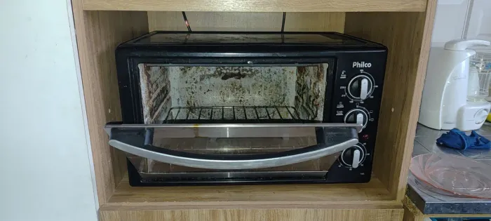 Forno elétrico funciona perfeitamente e é ótimo, porém o interior está enferrujado 