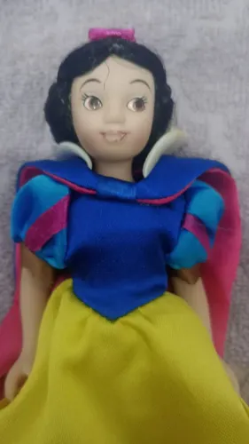 Boneca Branca de Neve Disney de porcelana