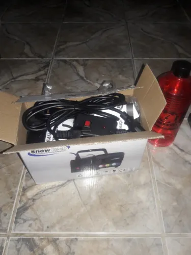 Maquina de fazer fumaça e luzes Showtech novo  + fluído fog morango de brinde.