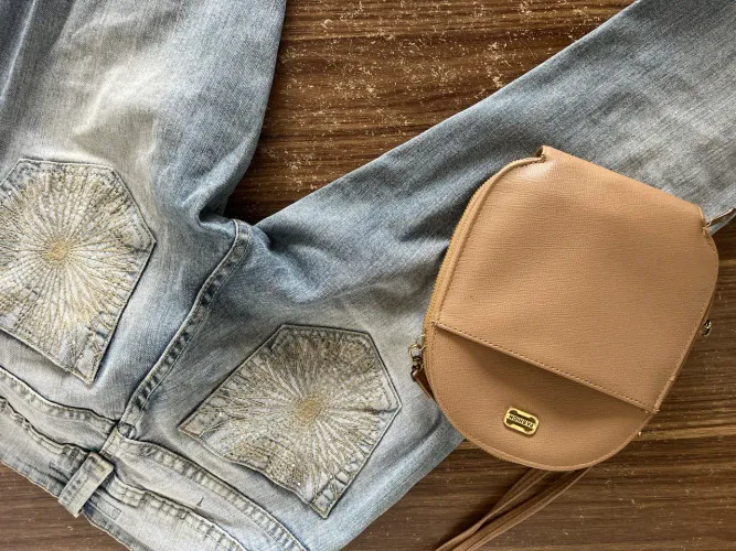Calça Jeans Flare Cintura Baixa - Detalhe Bordado nos Bolsos - Tamanho P (36/38)