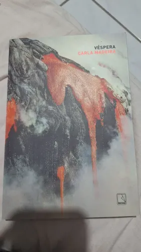 Livro " Véspera" da Carla Madeira
