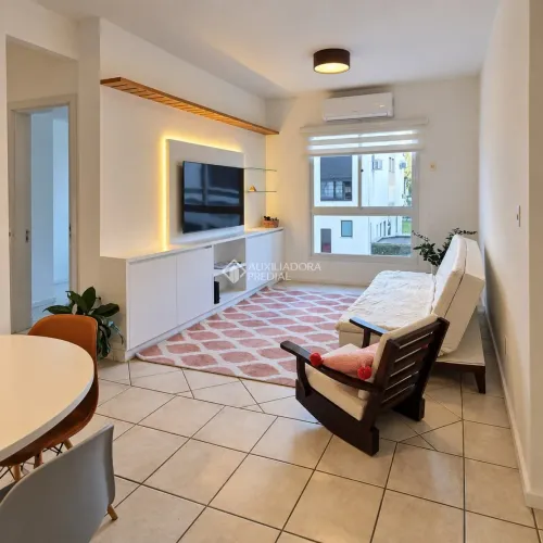 Apartamento mobiliado para alugar em frente à Lagoa da Conceição | 2 dormitórios | 1 vaga