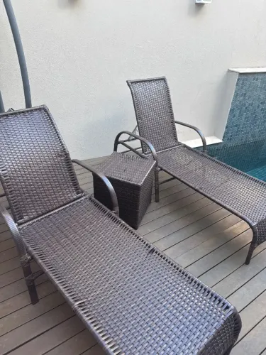 Mesa para área externa e cadeiras espreguiçadeiras de fibra sintética nacional