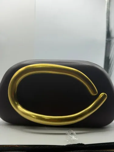 Clutch marrom escuro com detalhe C dourado