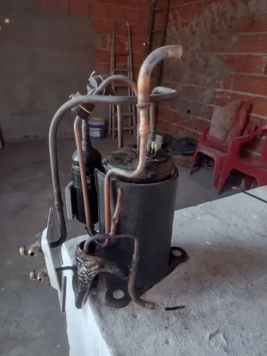 Comprenso de ar condicionado 9 mil BTUs gaz R-22 funcionando perfeitamente