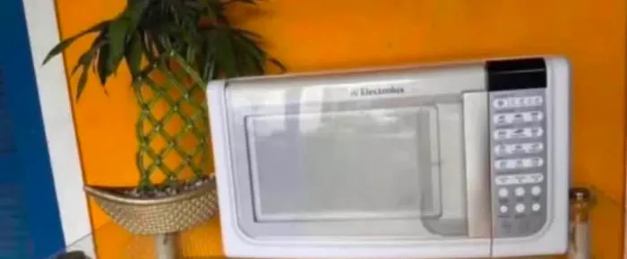 Microondas !!! IMPERDÍVEL !!! Electrolux 31 litros 