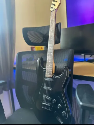 Guitarra strato rockwave black piano+ suporte de parede