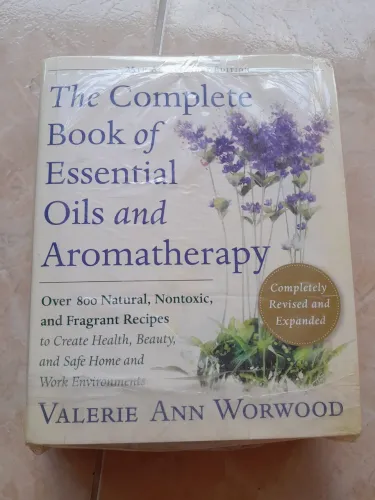 Livro The Complete Book of Essential Oils and Aromatherapy - Óleos Essenciais