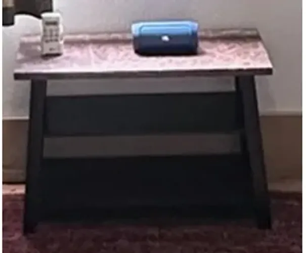 Mesa lateral de apoio em Couro