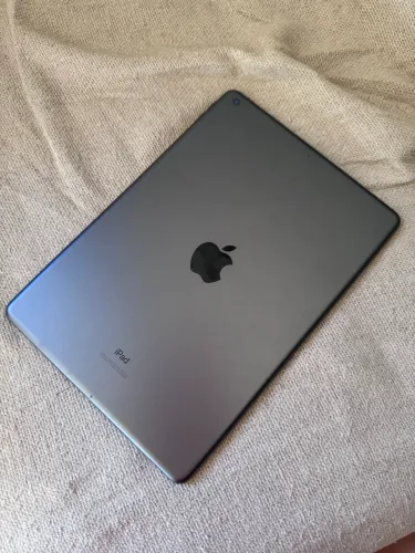 iPad Geração 7, um dispositivo versátil com 128 GB de armazenamento.