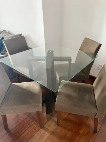Mesa quadrada de vidro