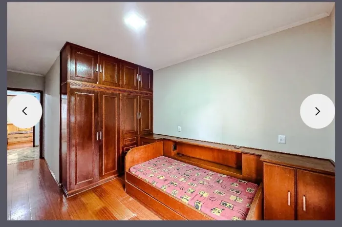 Uma bi cama com dois colchões 