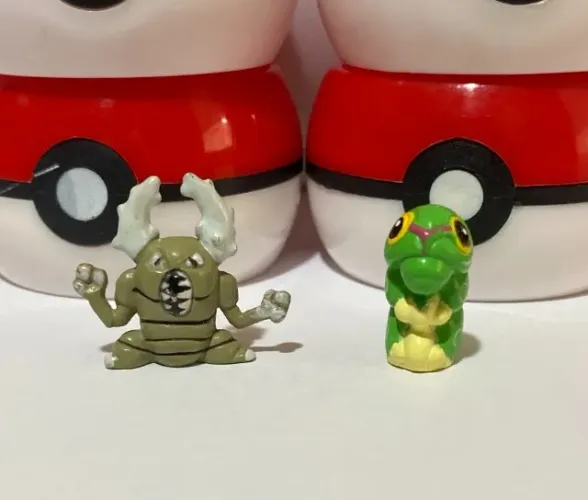 Miniatura do Pokémon Pinsir e Caterpie da coleção Guaraná Caçulinha (anos 2000)