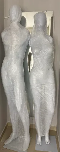 Loja, araras e manequins