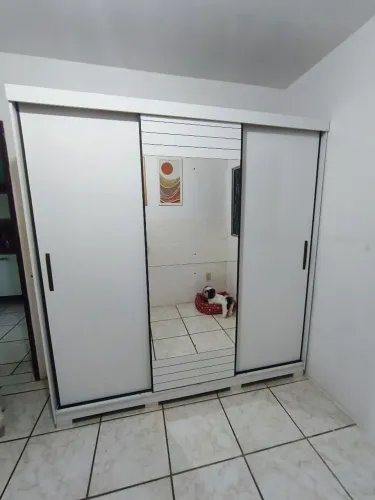 GUARDA ROUPA DE CASAL COM ESPELHO INTERNO