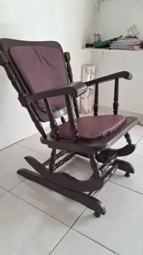 CADEIRA DE EMBALO DE MADEIRA DE LEI - DESAPEGO.