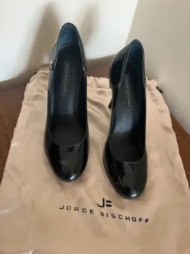 Scarpin de verniz preto, meia pata, n. 38, salto 10 cm, da renomada marca Jorge Bischoff.