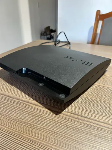 PlayStation 3 Slim + 2 Controles + 4 Jogos
