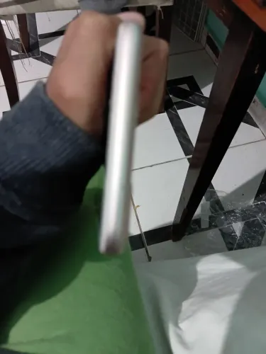 Tela e traseira quebrada e a cerca de 2/3 anos molhou mas arrumei preço negociável