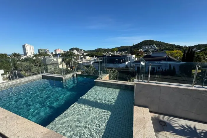 Mansão Exclusiva para Locação no Condomínio Porto Riviera Praia Brava