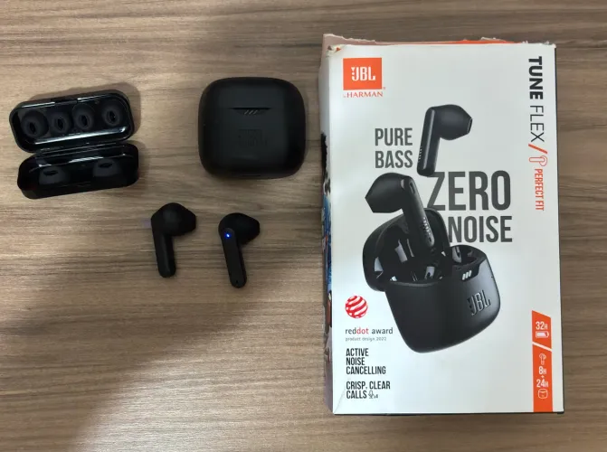 JBL Tune Flex com cancelamento de ruído ativo e com a caixa.