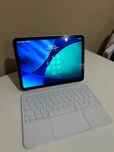 iPad A16 + Keyboard Apple