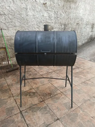 Churrasqueira 250 litros muito boa e ta bem conservada