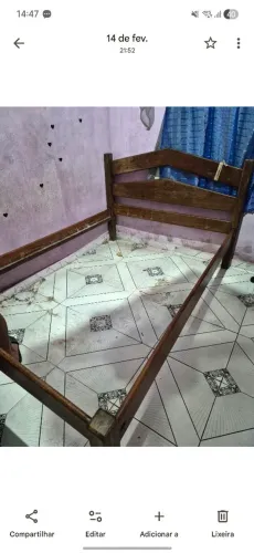 Vende-se esta cama de casal.